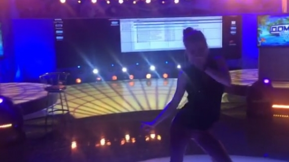 Александра Гозиас танцует